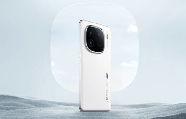 iQOO 13����10�·��� 6100mAh��120W 2Kֱ�����ܻ���