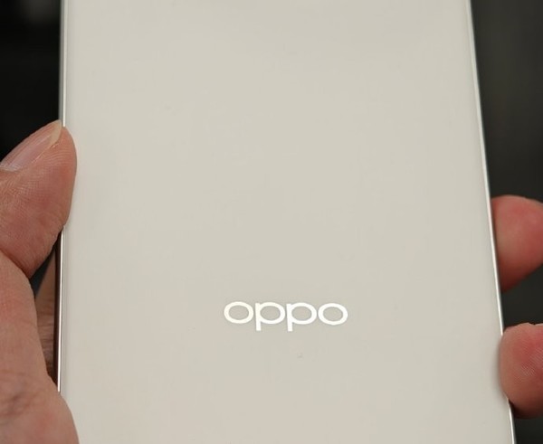 OPPO Find X8 Ultra官方真机曝光:纯白机身 颜值稳了! OPPO Find X8 Ultra官方真机曝光:纯白机身 颜值稳了!